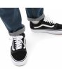 Zapatillas Vans Old Skool Negras con banda lateral sidestripe blanca Unisex puestas