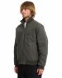 Hombre con Cazadora Volcom Damerman Bomber color negro Rinsed Black  lateral