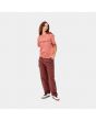 Mujer con camiseta orgánica de manga corta Carhartt WIP W' Script Misty Blush Vulcan frontal