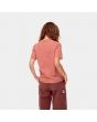 Mujer con camiseta orgánica de manga corta Carhartt WIP W' Script Misty Blush Vulcan posterior