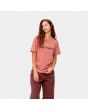 Mujer con camiseta orgánica de manga corta Carhartt WIP W' Script Misty Blush Vulcan
