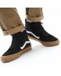 Hombre con Zapatillas de Skateboard Vans SK8-Hi negras con banda lateral blanca y suela de goma para hombre