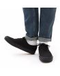 Hombre con Zapatillas Vans Authentic negras Unisex (Black-Black)