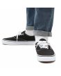 Hombre con Zapatillas Vans Authentic negras y blancas Unisex
