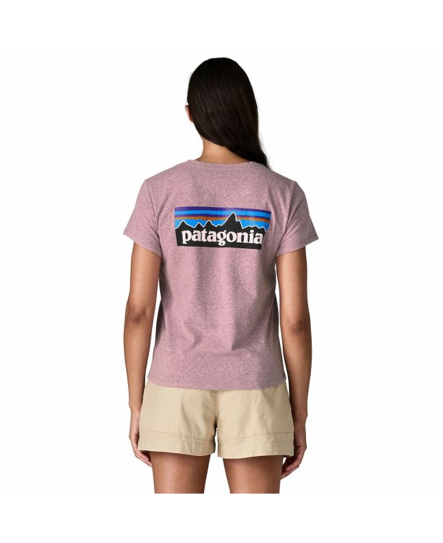 Mujer con Camiseta Patagonia P-6 Logo Responsibili-Tee Violeta