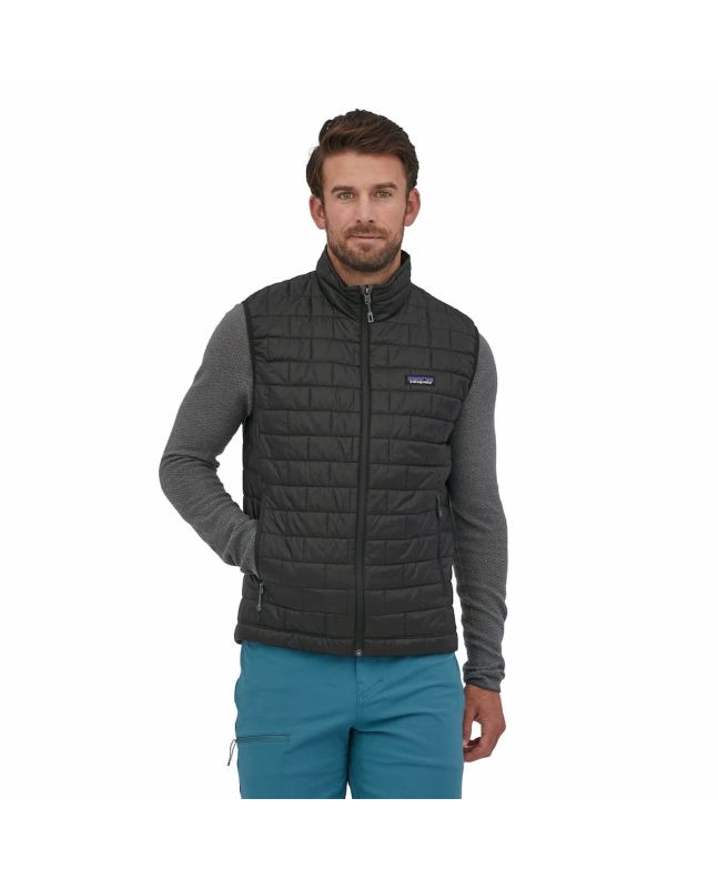 Hombre con chaleco acolchado e impermeable plegable Patagonia Nano Puff Vest Negro