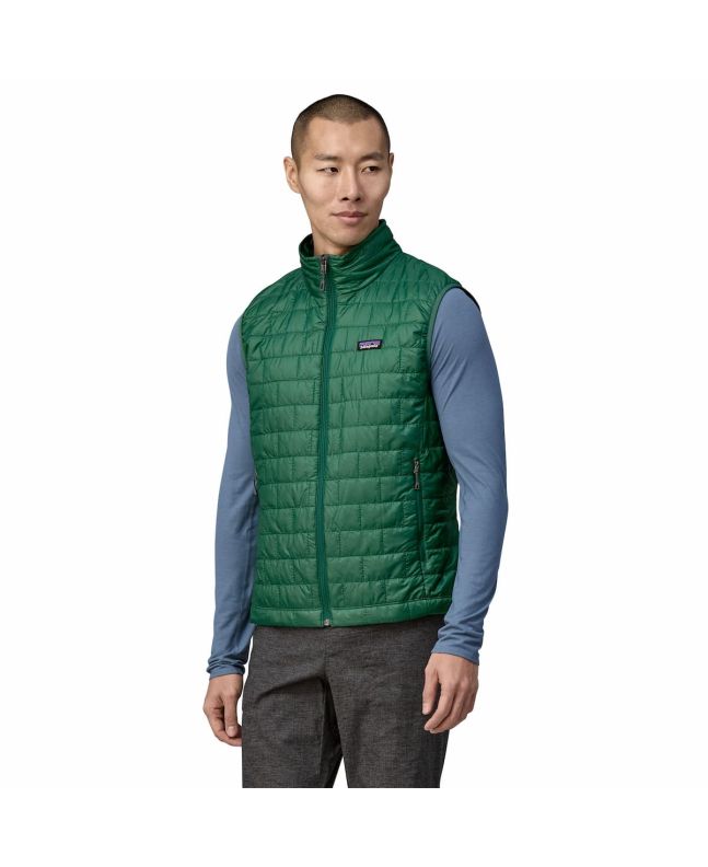 Hombre con chaleco acolchado e impermeable plegable Patagonia Nano Puff Vest Verde