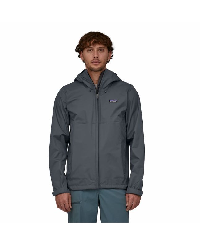 Hombre con chaqueta impermeable plegable Patagonia Men's Torrentshell 3L Jacket Smolder Blue azul marino