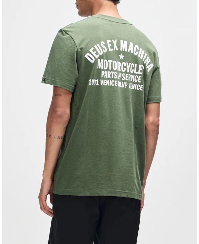 Hombre con Camiseta Deus Venice Address Verde Pino
