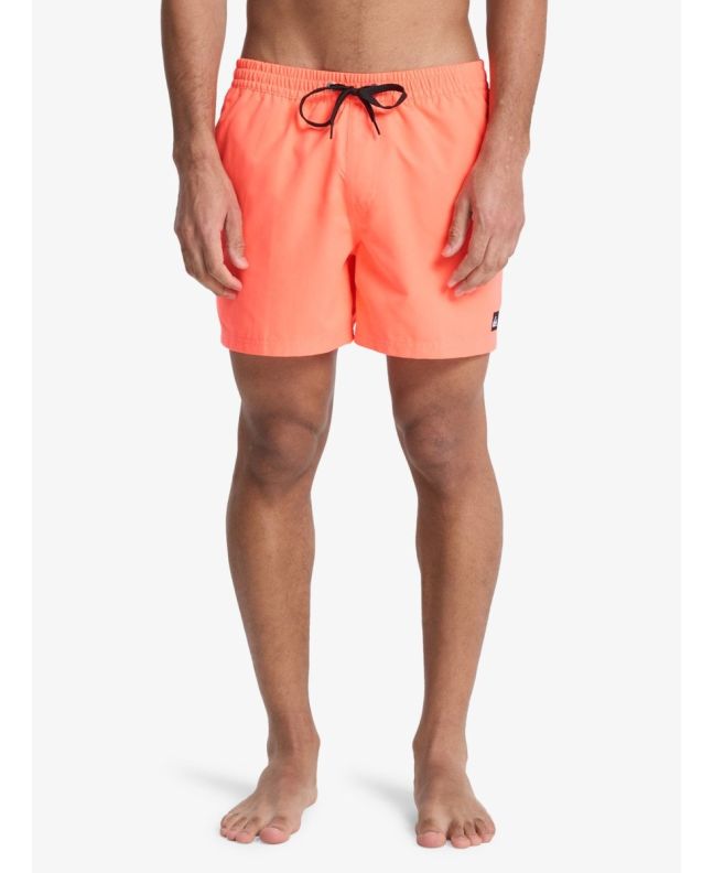 Hombre con short de natación Quiksilver Everyday Solid Volley 15 Fiery Coral 