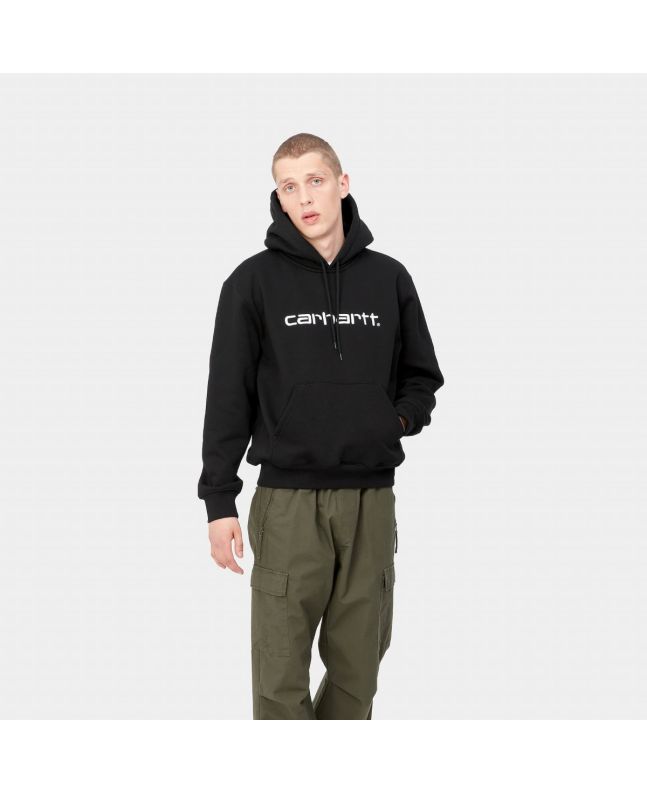 Hombre con sudadera de capucha Carhartt WIP Hooded Carhartt Sweat negra con logo blanco