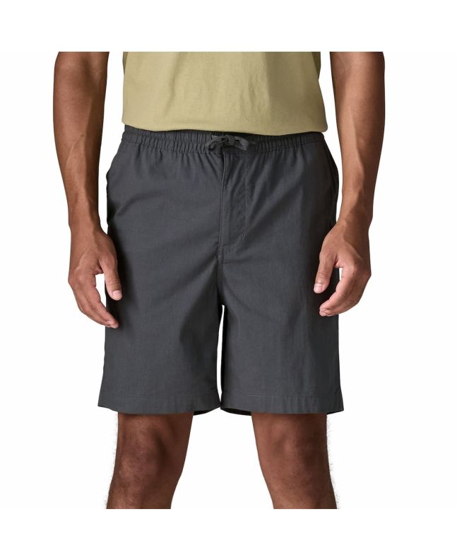 Hombre con bermudas de cintura elástica Patagonia Nomader Volley Shorts Grises 