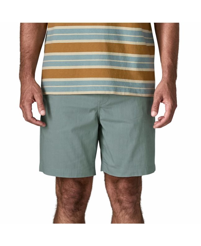 Hombre con bermudas Patagonia Nomader Volley 7in Blue Sage