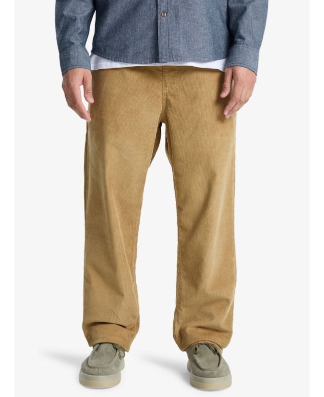 Hombre con pantalón de pana Quiksilver Taxer Regular Cord Beige 