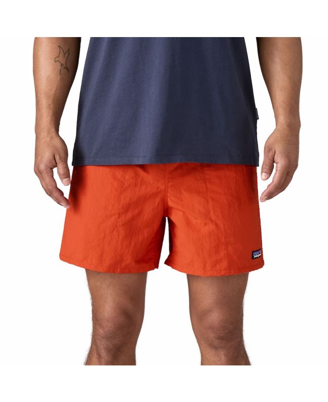 Hombre con Short tipo bañador Patagonia Baggies 5'' color naranja polinizador 