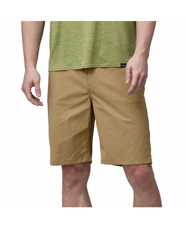 Hombre con Pantalones cortos de senderismo Patagonia Quandary Shorts 10'' color Classic Tan 