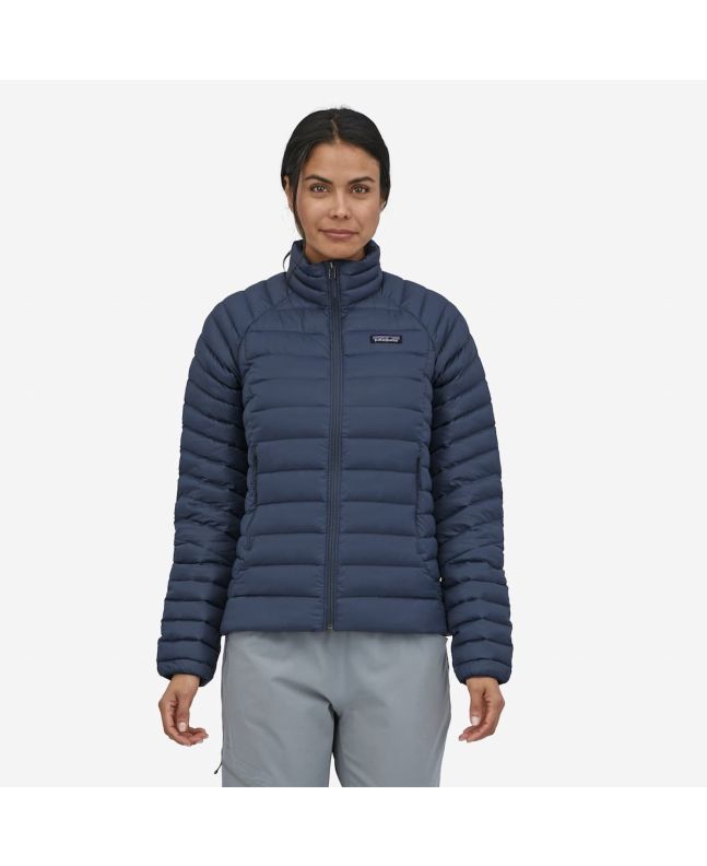 Mujer con chaqueta impermeable acolchada Patagonia W's Down Sweater azul marino
