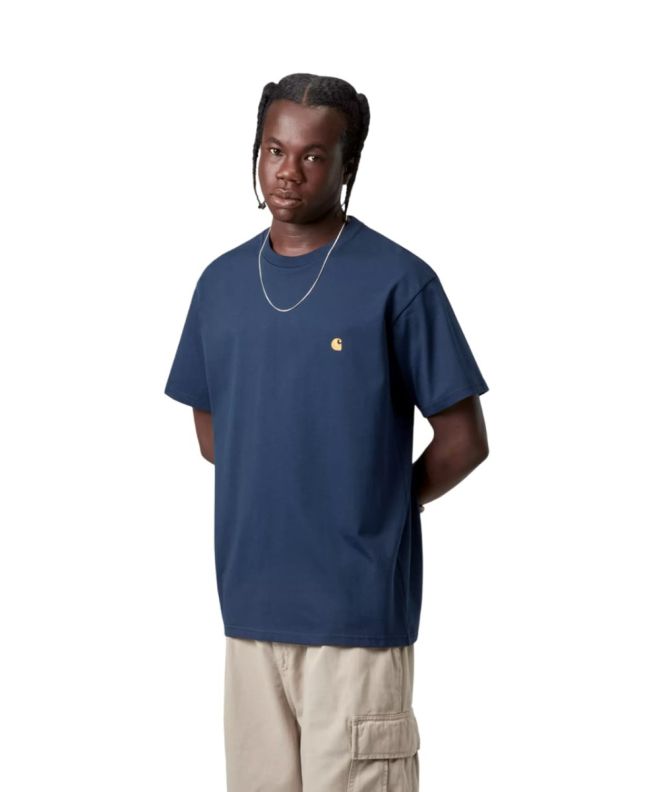 Hombre con camiseta Carhartt WIP Chase Jupiter Gold