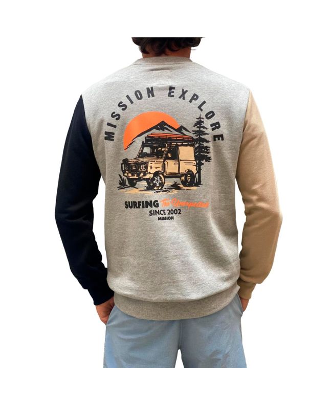 Hombre con sudadera Mission Mixcolor Logo Explore Gris con mangas beige y negra 