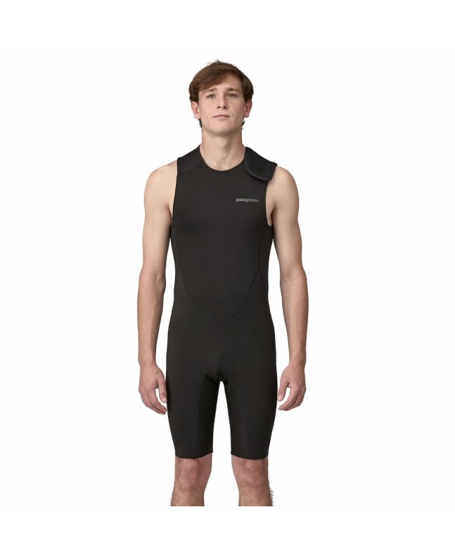 Hombre con traje de surf corto Patagonia Yulex Regulator Lite Short John negro 2mm