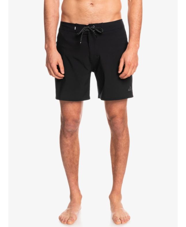 Hombre con bañador boardshort Quiksilver Surfsilk Kaimana 16" negro 