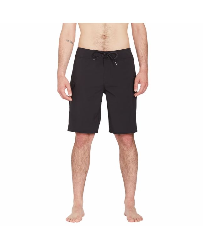Hombre con Bañador de surf Volcom Lido Solid Mod 20' Negro