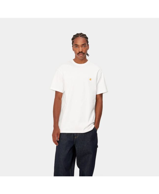 Hombre con Camiseta de manga corta Carhartt WIP Chase blanca con logo dorado 