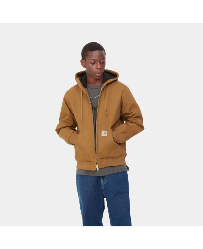 Hombre con cazadora Carhartt WIP Active Jacket Winter Marrón 