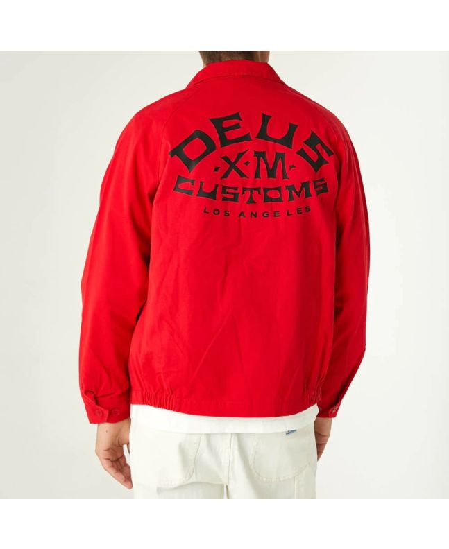 Hombre con chaqueta Deus Ex Machina Caballero roja