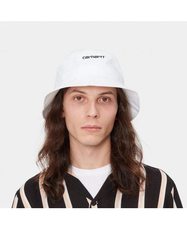Hombre con sombero de pescador Carhartt WIP Script Bucket blanco 