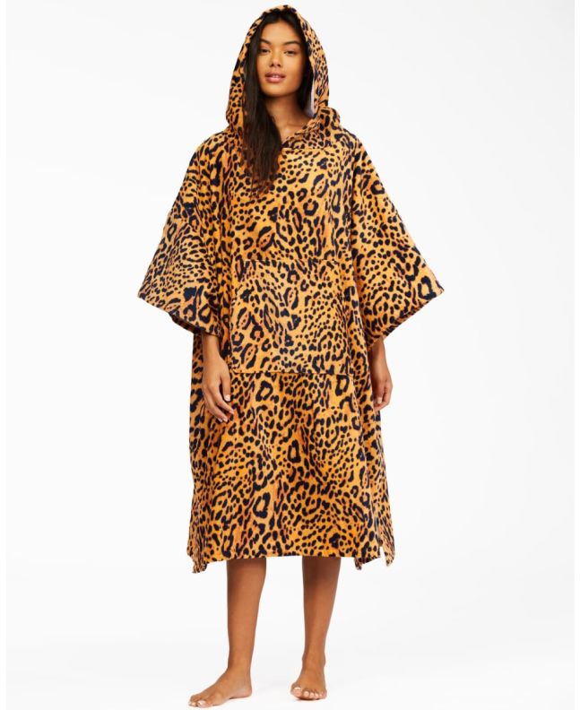 Mujer con Poncho de Surf Billabong Womens Hooded Towel Animal Print 