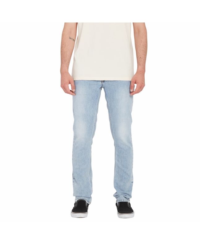 Hombre con pantalón vaquero Volcom Vorta Denim Slim Heavy Worn Faded 