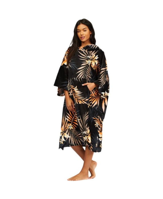 Mujer con Toalla de playa con capucha Billabong Hooded Towel Black Pebble negra con estampado tropical 