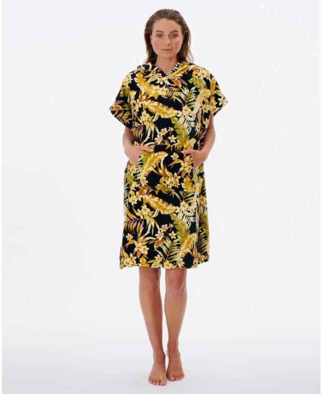 Mujer con poncho cambiador Rip Curl Sunday Swell Hooded Towel negro floral
