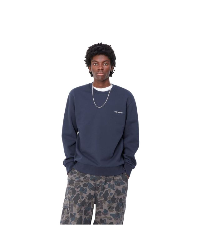 Hombre con Sudadera Carhartt WIP Script Embroidery Sweatshirt azul marino con logo blanco
