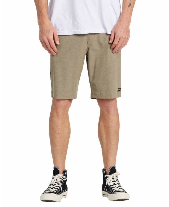 Hombre con short sumergible Billabong Crossfire Mid Caqui