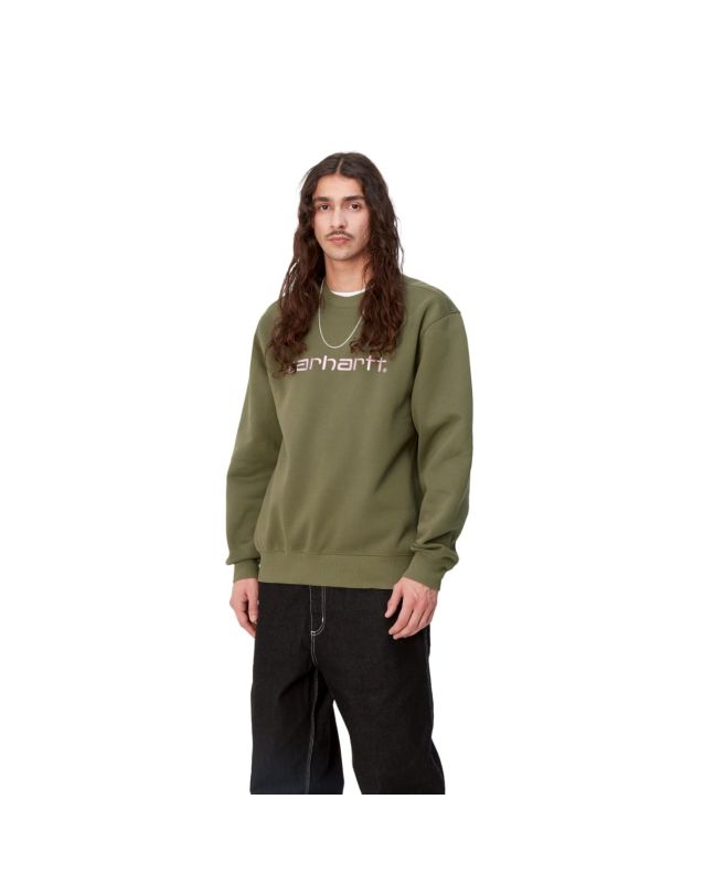 Hombre con sudadera Carhartt Sweatshirt verde con logo rosa