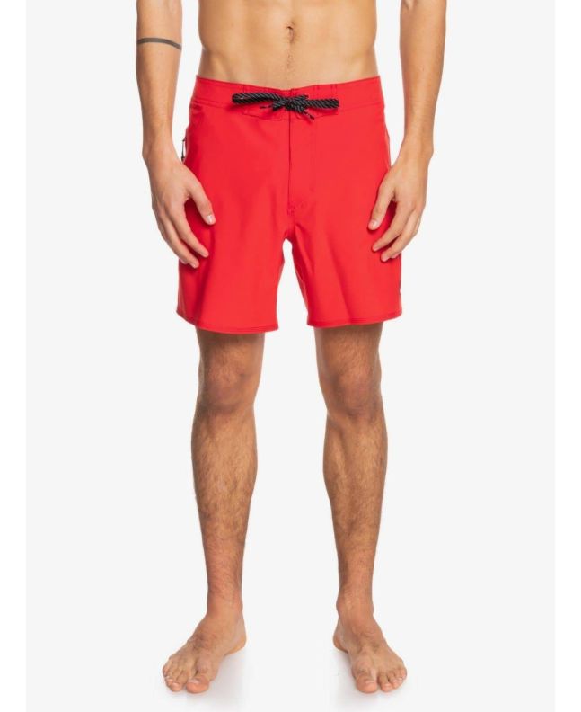 Hombre con bañador Boardshort Quiksilver Surfsilk Kaimana 16" rojo