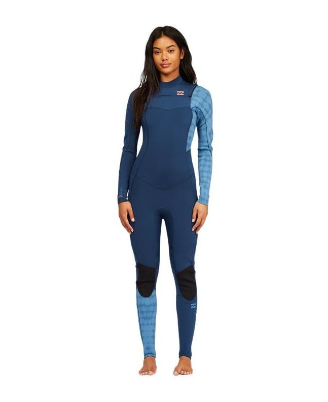 Mujer con traje de neopreno con cremallera en el pecho Billabong Synergy 4/3mm azul marino