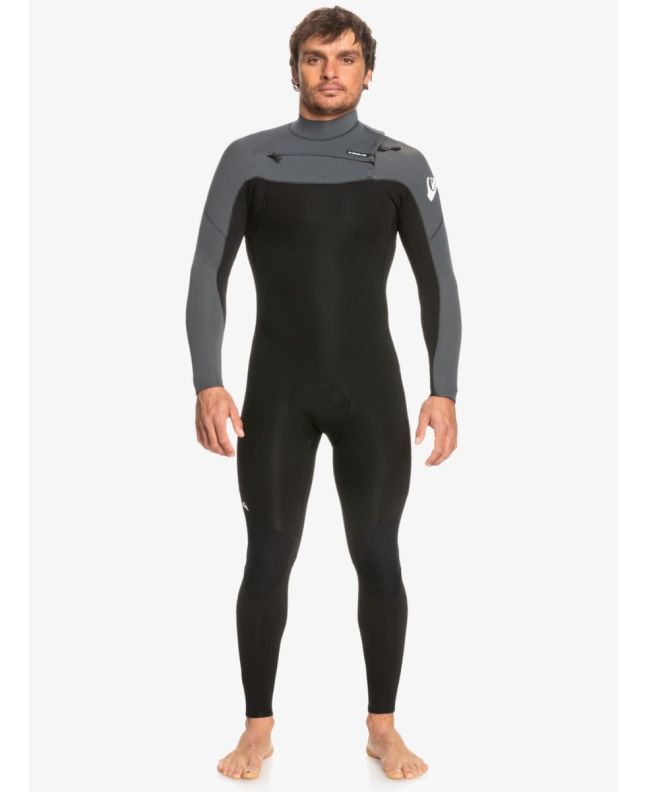 Hombre con traje de neopreno con cremallera en el pecho Quiksilver 4/3mm Everyday Sessions negro y gris