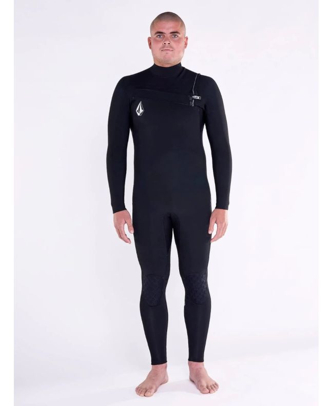 Hombre con Traje de Neopreno Volcom Modulator 4/3mm con cremallera en el pecho negro