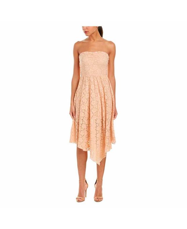 Mujer con Vestido palabra de honor con encaje Amuse Society Lima Peach 