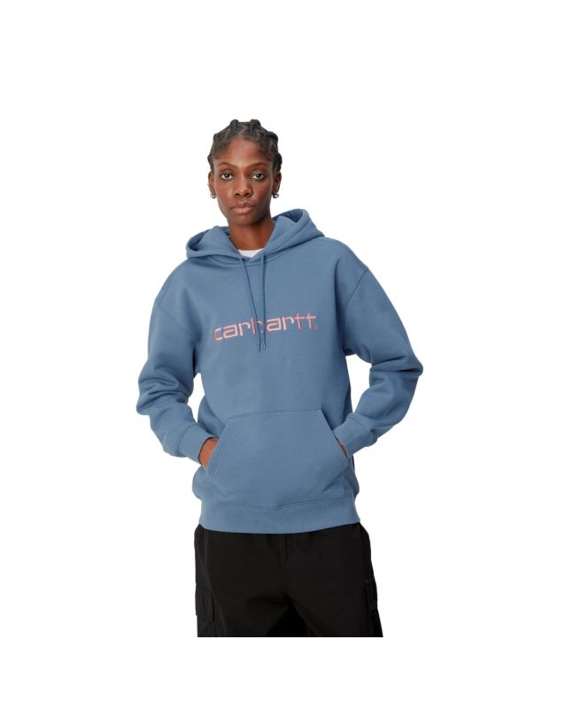 Mujer con sudadera de capucha Carhartt WIP Hooded Carhartt Sweatshirt Azul Sorrento con logo rosa