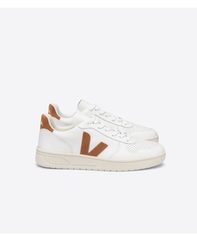 Zapatillas Ecológicas Veja V-10 Leather Blancas con detalles en color camel y suela de goma beige