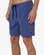 Hombre con Bañador Boardshort Deus Ex Machina Elite 2.0 Azul lateral
