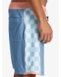 Hombre con bañador boardshort Quiksilver Original Arch 18" Azul derecha