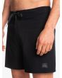 Hombre con bañador boardshort Quiksilver Surfsilk Kaimana 16" negro cintura fija