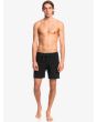 Hombre con bañador boardshort Quiksilver Surfsilk Kaimana 16" negro frontal