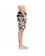 Hombre con bañador Volcom Lido Print Scallop Mod 19'' Negro y Blanco derecha