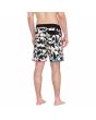 Hombre con bañador Volcom Lido Print Scallop Mod 19'' Negro y Blanco posterior